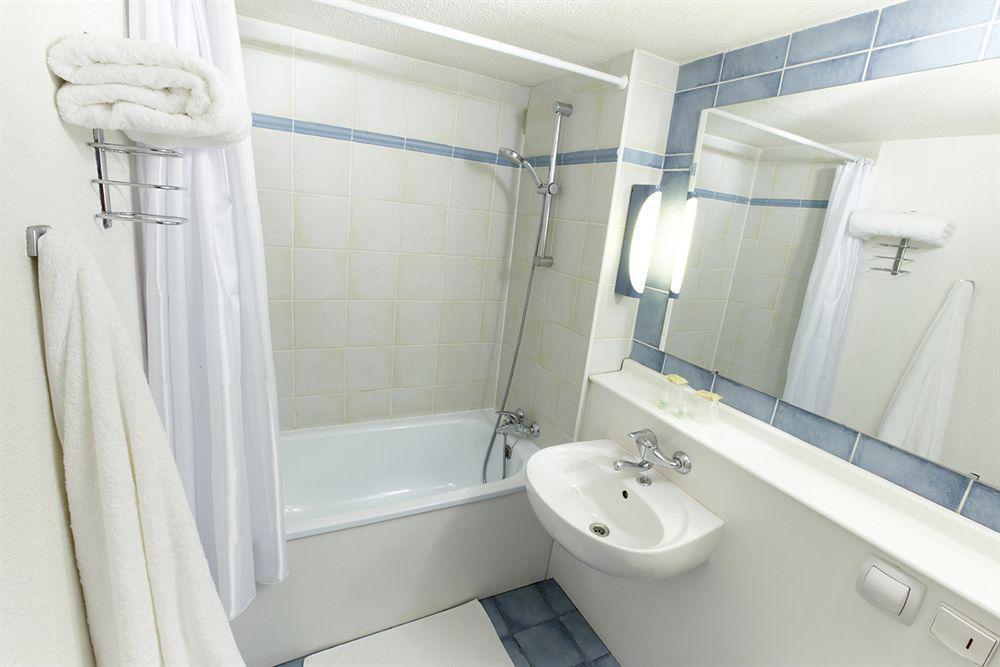 Campanile Hotel Mayenne Esterno foto